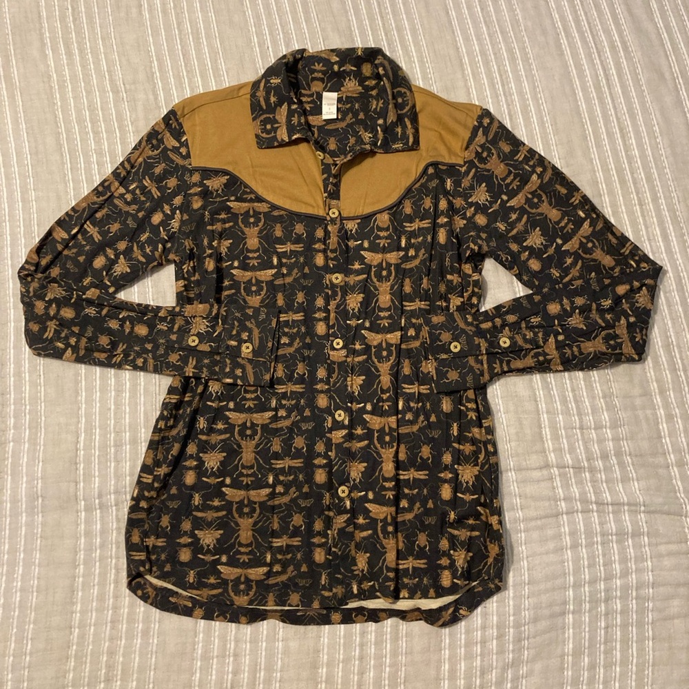 Kate Quinn modal insect top